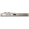 Na zdjęciu widoczny jest bok smartfona w kolorze tytanowym z portem USB-C pośrodku, pięcioma otworami głośnika oraz dwoma małymi otworami po obu stronach portu. Na górze wystaje lekko aparat fotograficzny.