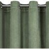 Oliwkowa zasłona z gładkiego materiału, zawieszona na metalowym karniszu z przelotkami. Produkt ma wymiary 140 x 250 cm.