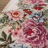 Bieżnik z tkaniny o wymiarach 40 x 100 cm z motywem kwiatowym, przedstawiający różnokolorowe kwiaty, takie jak róże i inne rośliny, na jasnym tle. Kolory kwiatów obejmują odcienie różu, czerwieni, niebieskiego i zieleni.
