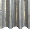 Zasłona o wymiarach 140 x 250 cm w kolorze srebrno-złotym, z widocznym połyskiem i teksturą przypominającą metaliczne wykończenie. Materiał układa się w regularne fałdy.