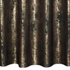 Czarno-złota zasłona o teksturze przypominającej metaliczne, pionowe pasy. Materiał ma połyskujące, złote akcenty na ciemnym tle, tworząc elegancki i luksusowy wygląd.