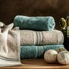 Beżowy ręcznik o fakturze pętelkowej z ozdobnym pasem w centralnej części, zawierającym wzór w zygzaki w odcieniach szarości i czerni. Produkt ma wymiary 50 x 90 cm i jest dostępny w sklepie Media Expert.