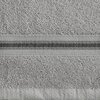 Srebrny ręcznik o wymiarach 50 x 90 cm z widoczną teksturą frotte, ozdobiony poziomym pasem z ciemniejszymi, symetrycznymi liniami. Materiał wygląda na miękki i puszysty, co sugeruje jego wysoką chłonność.