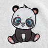 Na białym ręczniku znajduje się haftowany obrazek przedstawiający uroczą pandę z dużymi, niebieskimi oczami i różowymi uszami. Panda siedzi, a jej łapki są skierowane do przodu.