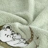Miętowy ręcznik o fakturze frotte z haftowanym wzorem przedstawiającym misia przytulającego mniejszego misia, siedzącego na księżycu z gwiazdkami. Wzór jest w odcieniach bieli i brązu.