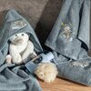 Na zdjęciu widoczny jest niebieski ręcznik z haftem przedstawiającym misia na chmurce, obok znajduje się biały pluszowy miś oraz kremowa myjka. Na opakowaniu widnieje napis: "Ręcznik Baby (75) Niebieski 70 x 140 cm".