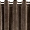Brązowa zasłona z materiału o aksamitnej fakturze, zawieszona na metalowym karniszu z okrągłymi przelotkami. Zasłona ma równomierne fałdy, które tworzą elegancki wygląd.