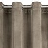 Brązowa zasłona z materiału o aksamitnej fakturze, zawieszona na metalowym karniszu z okrągłymi przelotkami. Produkt ma wymiary 140 x 250 cm.