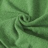 Zielony ręcznik o fakturze frotte, ułożony w miękkie fałdy, tworzące spiralny wzór. Produkt to "Ręcznik Gładki1 (09) Zielony 70 x 140 cm".
