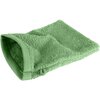 Zielona myjka kąpielowa o wymiarach 16 x 21 cm, wykonana z miękkiego materiału frotte, z widocznym szwem na krawędzi. Produkt ma prostokątny kształt i jest lekko złożony.
