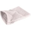 Jasnoróżowa myjka kąpielowa o wymiarach 16 x 21 cm, wykonana z miękkiego materiału frotte, z widocznym szwem i pętelką do zawieszenia. Produkt ma prostokątny kształt i jednolitą fakturę.
