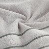 Na zdjęciu widoczny jest srebrny ręcznik o wymiarach 70 x 140 cm, złożony w schludny sposób. Materiał ręcznika ma delikatną teksturę, a na jego powierzchni widać subtelne przeszycia.