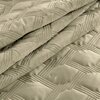 Beżowa narzuta z widocznym wzorem w romby, wykonana z miękkiego materiału, z delikatnym pikowaniem. Produkt to "Narzuta EUROFIRANY Sofia 170 x 210 cm Beżowy".