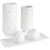 Na zdjęciu widoczne są cztery białe ceramiczne elementy z delikatnym złotym wzorem: dwa cylindryczne wazony, dwie kuliste świeczniki oraz prostokątna patera. Produkty mają elegancki, minimalistyczny design.