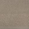 Beżowy ręcznik o wymiarach 50 x 90 cm z widoczną teksturą, składającą się z dwóch sekcji: górnej z gęstym splotem oraz dolnej z wzorem w jodełkę. Na dole znajduje się gładki pasek materiału.