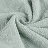 Miętowy ręcznik o fakturze frotte, ułożony w miękkie fałdy, ukazujący szczegóły materiału. Produkt to "Ręcznik Loren (05) 30 x 50 cm Miętowy".