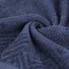 Granatowy ręcznik o teksturze frotte, z widocznym wzorem w jodełkę, ułożony w miękkie fałdy. Produkt to "Ręcznik Loren (09) Granatowy 70 x 140 cm".