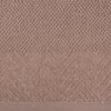 Pudrowy ręcznik o wymiarach 50 x 90 cm z widoczną teksturą, składającą się z dwóch części: górnej o gęstym splocie oraz dolnej z wzorem w jodełkę. Brak widocznych napisów lub logo.