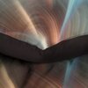 Zbliżenie na pościel z wzorem w odcieniach miętowo-stalowych, z widocznymi delikatnymi, falistymi liniami w różnych kolorach. Materiał ma gładką teksturę i subtelny połysk.