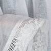 Biała firana o wymiarach 150 x 60 cm wisi na oknie, z delikatnym wzorem i koronkowym wykończeniem na dole. W prawym dolnym rogu znajduje się powiększenie fragmentu materiału, ukazujące szczegóły koronki.