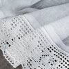 Biała firana o wymiarach 150 x 60 cm wykonana z półprzezroczystego materiału, z delikatnym wzorem i koronkowym wykończeniem na górze. Materiał jest lekko marszczony, co nadaje mu elegancki wygląd.