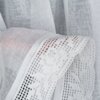 Biała firana z delikatnym, ażurowym wzorem na krawędzi, wykonana z przezroczystego materiału o drobnej siateczkowej strukturze. Produkt to "Firana gotowa EUROFIRANY Lari 150 x 30 cm Biały".