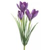 Fioletowy kwiat dekoracyjny z trzema kwiatostanami i zielonymi liśćmi, wykonany z materiału, o wysokości 30 cm. Produkt marki EUROFIRANY, model Natu 468.