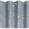 Jasnoniebiesko-srebrna zasłona o wymiarach 140 x 250 cm z metalowymi przelotkami na karnisz, z widocznym nieregularnym wzorem w odcieniach srebra. Materiał ma teksturę przypominającą len z połyskującymi akcentami.