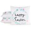 Na zdjęciu widoczna jest biała poszewka z napisem "happy Easter" otoczonym kolorowym wieńcem z liści i kwiatów. W tle znajdują się dwie inne poszewki z pastelowymi wzorami w kropki i zajączki.