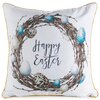 Poduszka z białą poszewką ozdobioną nadrukiem w kształcie wianka z gałązek, na którym znajdują się kolorowe jajka. W centrum widnieje napis "Happy Easter" wykonany ozdobną czcionką.