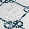Biało-granatowy materiał z wzorem przypominającym splecione liny, na którym znajdują się krople wody. Wzór tworzy geometryczny układ na jasnym tle.