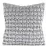 Srebrna poszewka o wymiarach 45 x 45 cm z wyraźną, trójwymiarową fakturą przypominającą złożone fałdy materiału. Produkt wykonany z materiału typu velvet, prezentuje elegancki i nowoczesny wygląd.
