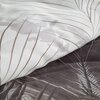 Zdjęcie przedstawia fragment pościeli z wzorem liści w odcieniach kremowym i szarym. Tkanina ma delikatne, pionowe linie i subtelne cieniowanie, które tworzy efekt głębi.