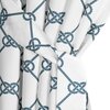Biało-granatowa zasłona z wzorem przedstawiającym splecione liny, tworzące geometryczne kształty. Materiał jest zebrany i związany, co podkreśla wzór.