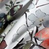 Zasłona z motywem kwiatowym w odcieniach bieli, pomarańczu i zieleni, z widocznymi detalami liści i kwiatów. Tkanina ma gładką fakturę i jest przedstawiona w zbliżeniu.