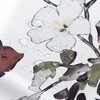 Zbliżenie na materiał zasłony z wzorem kwiatowym w kolorach białym, pomarańczowym i zielonym, pokryty kroplami wody. Tło jest jasne, a wzór przedstawia kwiaty i liście.
