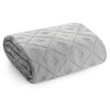 Srebrna narzuta o wymiarach 200 x 220 cm z geometrycznym wzorem w romby, złożona w prostokątny kształt. Materiał ma delikatną teksturę z widocznymi przeszyciami.