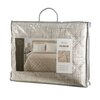 Przezroczyste opakowanie zawiera kremową narzutę z geometrycznym wzorem, a na etykiecie widnieje napis "Eurofirany PREMIUM" oraz rozmiar 170 x 210 cm. Obok znajduje się zdjęcie łóżka z narzutą i poduszkami, a także lista dostępnych rozmiarów.