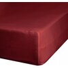 Czerwone prześcieradło z gumką, dopasowane do materaca, ukazane z bliska, prezentuje gładką powierzchnię i staranne wykończenie. Produkt ma wymiary 140 x 200 cm.