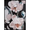 Obraz przedstawia duże, stylizowane kwiaty orchidei w odcieniach bieli i różu na ciemnym tle, z widocznymi zielonymi łodygami i liśćmi. Całość jest oprawiona w czarną ramę.