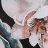 Zbliżenie na fragment obrazu przedstawiającego abstrakcyjne kształty w odcieniach różu, brązu i zieleni na czarnym tle. Tekstury i linie są wyraźnie zarysowane, tworząc dynamiczny wzór.