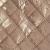 Zdjęcie przedstawia fragment narzuty w kolorze jasnobrązowo-złotym z pikowanym wzorem w romby. Materiał ma połyskującą powierzchnię, co nadaje mu elegancki wygląd.
