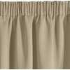 Beżowa zasłona o gładkiej fakturze, z marszczeniami na górze, wykonana z materiału o jednolitym kolorze. Produkt ma wymiary 135 x 270 cm.