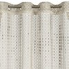 Beżowa firana o wymiarach 140 x 250 cm z delikatnym, ażurowym wzorem kwiatowym, zawieszona na metalowych kółkach. Materiał jest lekki i przepuszcza światło, tworząc elegancki efekt dekoracyjny.