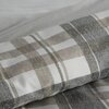 Zdjęcie przedstawia fragment pościeli w szaro-białą kratę z delikatnym wzorem. Materiał ma teksturę z drobnymi, nieregularnymi liniami, które tworzą wzór kratki.