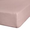Na zdjęciu widoczne jest prześcieradło w kolorze pudrowego różu, wykonane z materiału typu jersey, z gumką na krawędziach. Produkt ma wymiary 220 x 200 cm i jest starannie naciągnięty na materac.