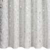 Zasłona o fakturze przypominającej naturalny materiał z delikatnym, srebrnym połyskiem i nieregularnym wzorem. Produkt to "Zasłona EUROFIRANY Ines 140 x 270 cm Naturalno-srebrny".