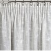 Zasłona EUROFIRANY Ines o wymiarach 140 x 270 cm w kolorze naturalno-srebrnym, zawieszona na metalowym karniszu z klipsami. Materiał ma delikatną, teksturowaną powierzchnię z subtelnym połyskiem.