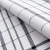 Zdjęcie przedstawia fragment ściereczki z wzorem w kratę, w kolorach biało-stalowych. Tkanina ma regularny, geometryczny wzór z ciemnymi liniami tworzącymi kwadraty.