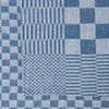 Zdjęcie przedstawia fragment materiału o wzorze w kratkę, w odcieniach niebieskiego i białego. Wzór składa się z różnych układów geometrycznych, takich jak kwadraty i linie, tworzących zróżnicowane tekstury.